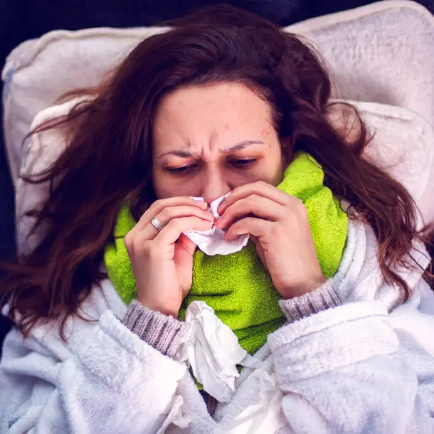 The common cold causes symptoms such as a runny and stuffy nose and cough, and typically lasts 7 to 10 days. The stages of a cold include the incubation period, appearance of symptoms, remission, and recovery. 
